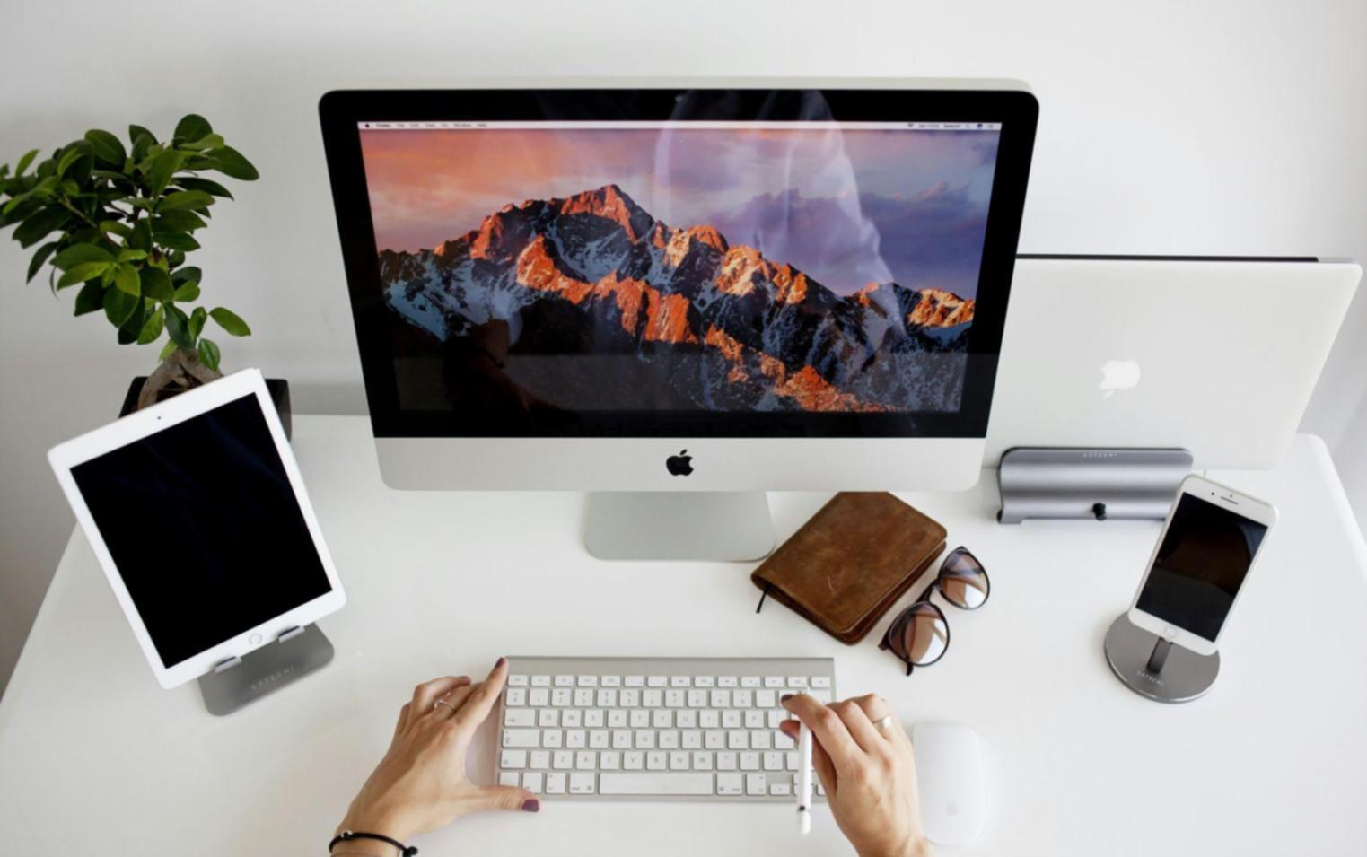 Freundliches Beratungsgespräch in modernem Schulungsraum